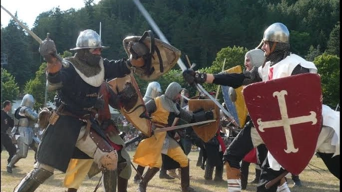 Un duello tipico della festa medieval-fantasy di Vinci