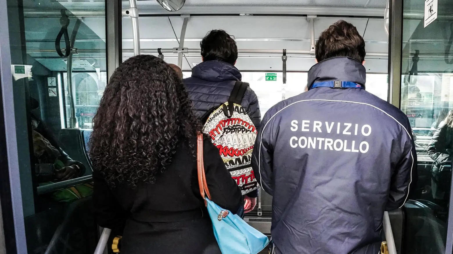 Aggredisce il controllore Spintoni e calci sul bus Aggredisce il controllore Spintoni e calci sul bus