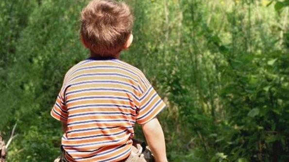 Il piccolo Edo non può giocare nel suo giardino Il piccolo Edo non può giocare nel suo giardino