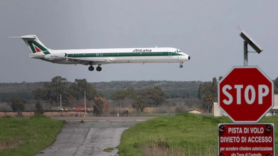 Un aereo dell'Alitalia in fase di atterraggio (Ansa)