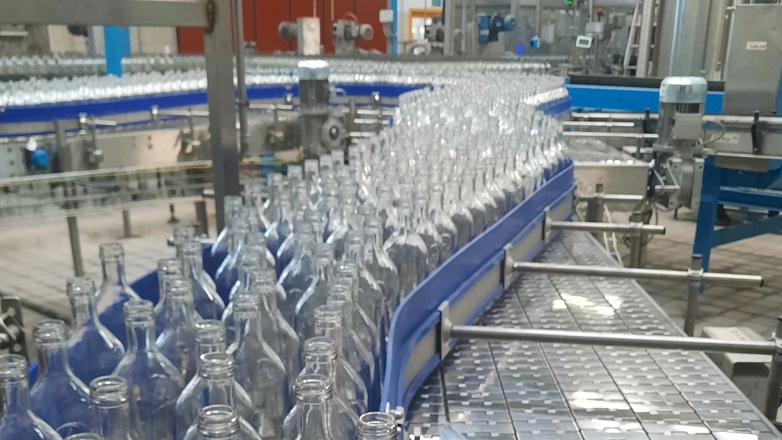 Solo vetro: l’acqua Verna chiude alla plastica Dall’estate ripartiranno anche le assunzioni Solo vetro: l’acqua Verna chiude alla plastica Dall’estate ripartiranno anche le assunzioni
