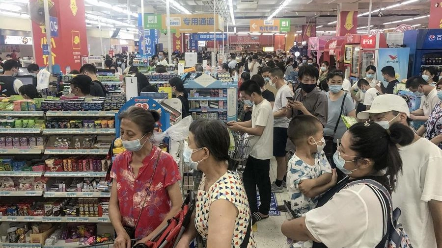 Temendo un nuovo lockdown, a Wuhan i supermarket si sono riempiti velocemente