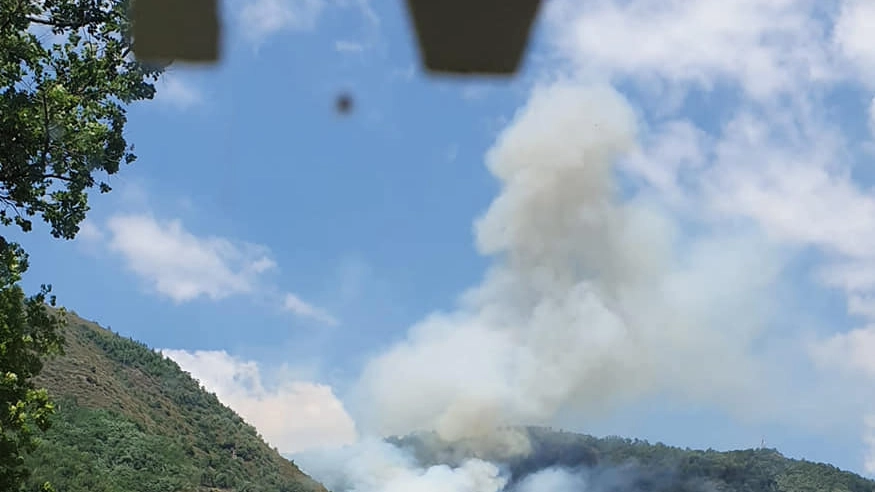 L'incendio in Lunigiana (foto dalla pagina Facebook del Cvt)
