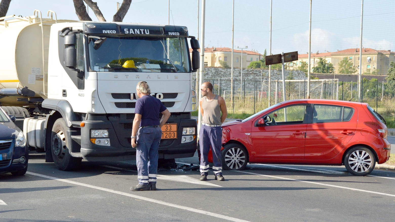 Incidente in via Mastacchi, auto finisce contro un camion (Lanari)