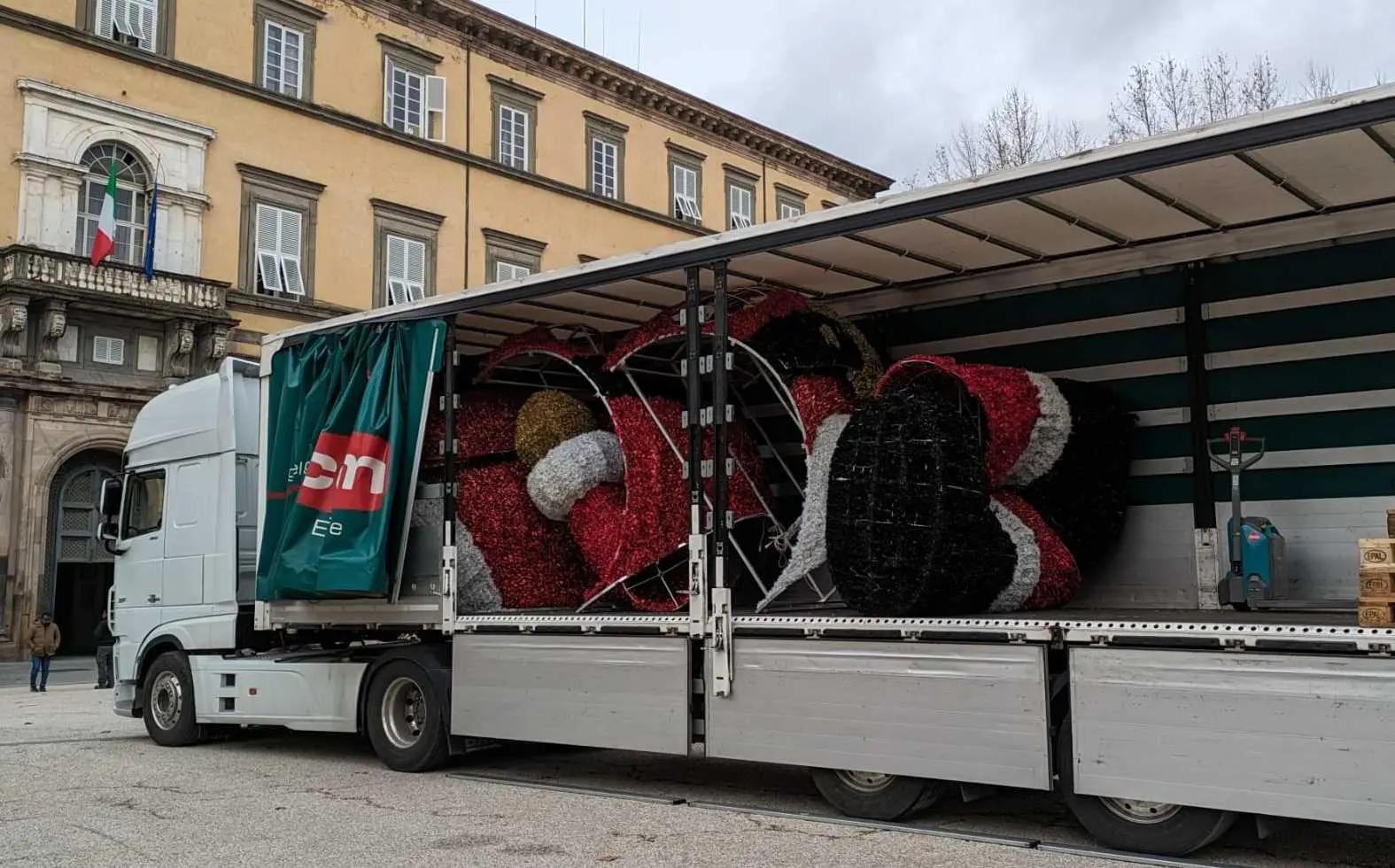 Il maxi Babbo Natale lascia il centro storico. Resta la pista di ghiaccio