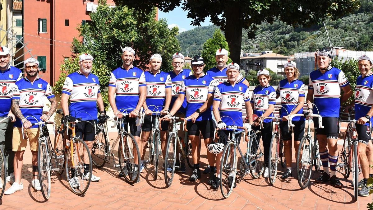 Pinocchio Extreme sfila a L’Eroica. Sulla maglia viene rispolverato lo storico logo "Pedale pesciatino"