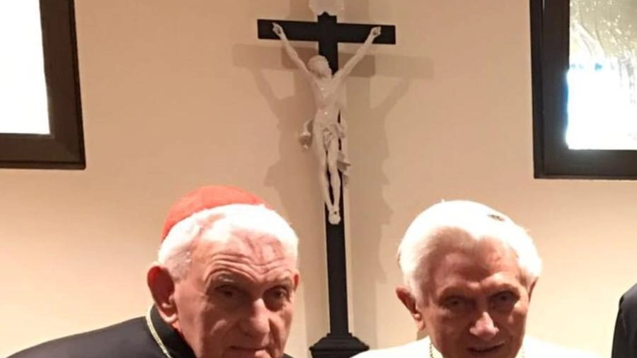 Il cardinale Ernest Simoni con il Papa emerito