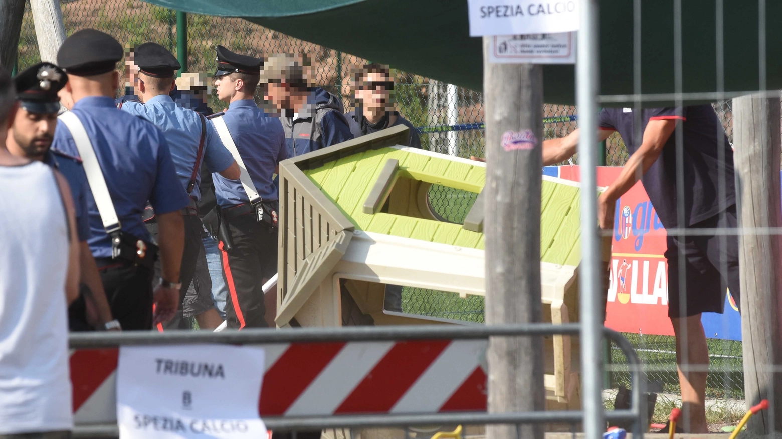 Scontri, la polizia sugli spalti durante Bologna-Spezia (FotoSchicchi)