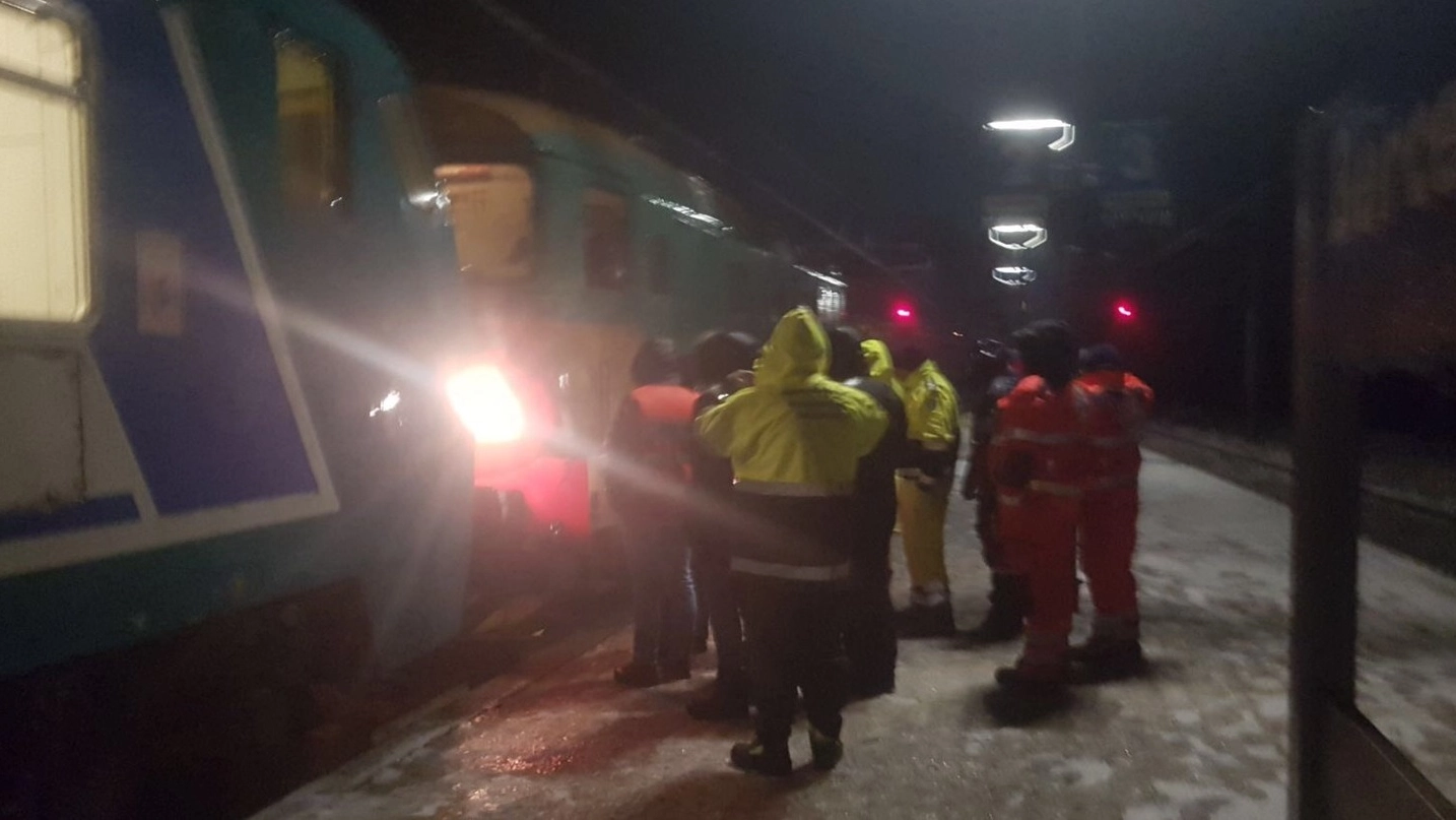 Gli uomini della protezione civile in aiuto dei passeggeri rimasti al gelo sul Regionale