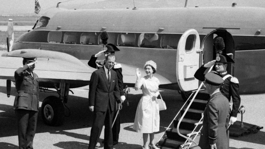 La sovrana con il marito all'aeroporto di Firenze nel '61 (archivio New Press Photo)