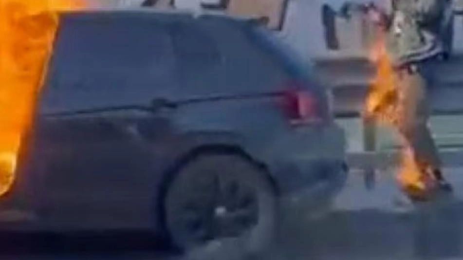 Filmò uomo che bruciava in auto a Cortona (Arezzo): il pm: "Omissione di soccorso"
Filmò uomo che bruciava in auto a Cortona (Arezzo): il pm: "Omissione di soccorso"