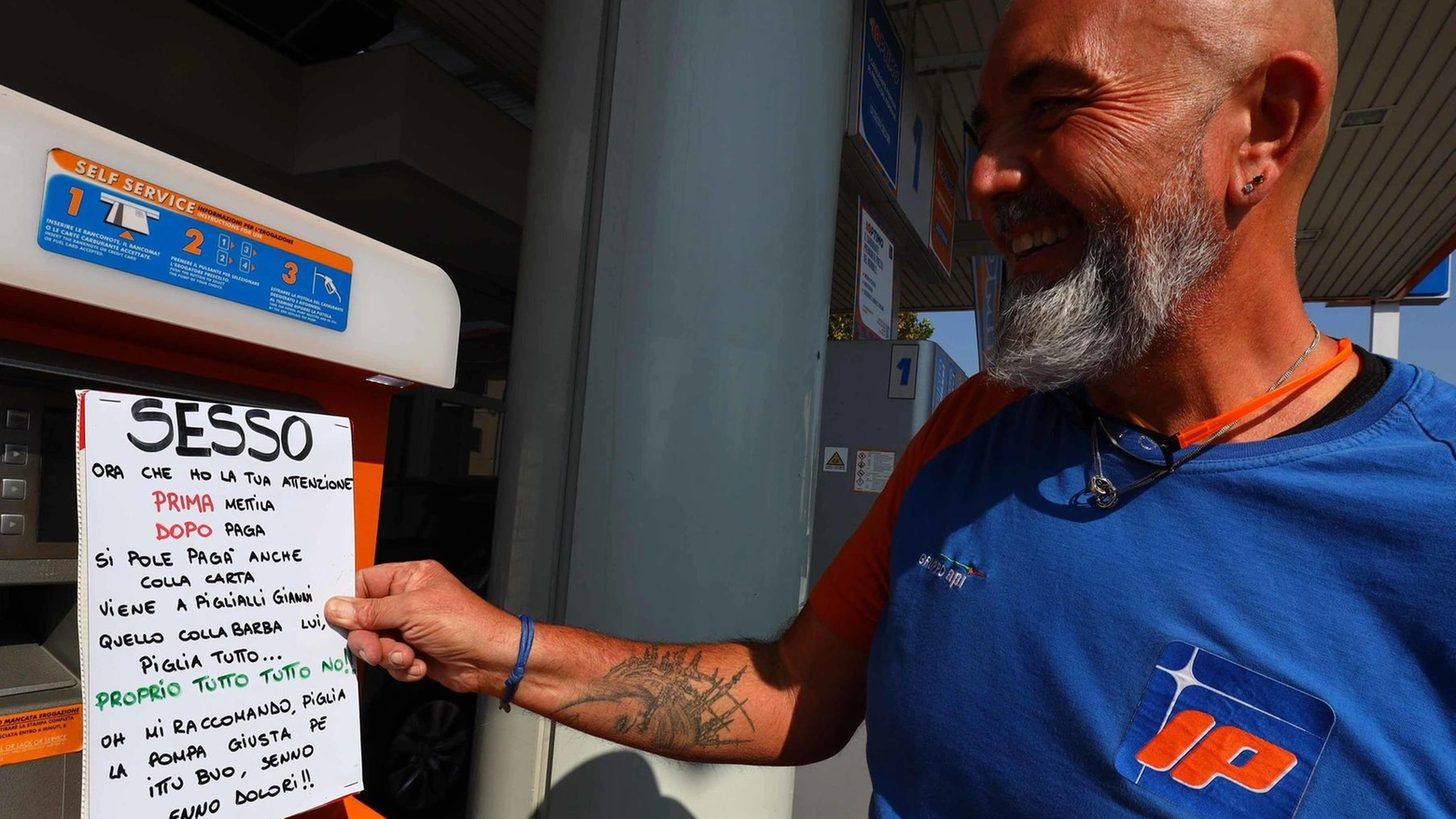 Gag in dialetto dal benzinaio: "Ecco l’antidoto ai rincari"