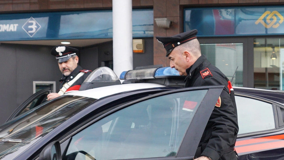 I carabinieri davanti alla banca assaltata
