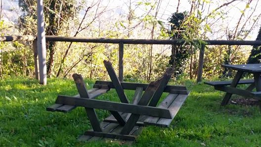 Tavolo rotto dai vandali al giardino di Rocca