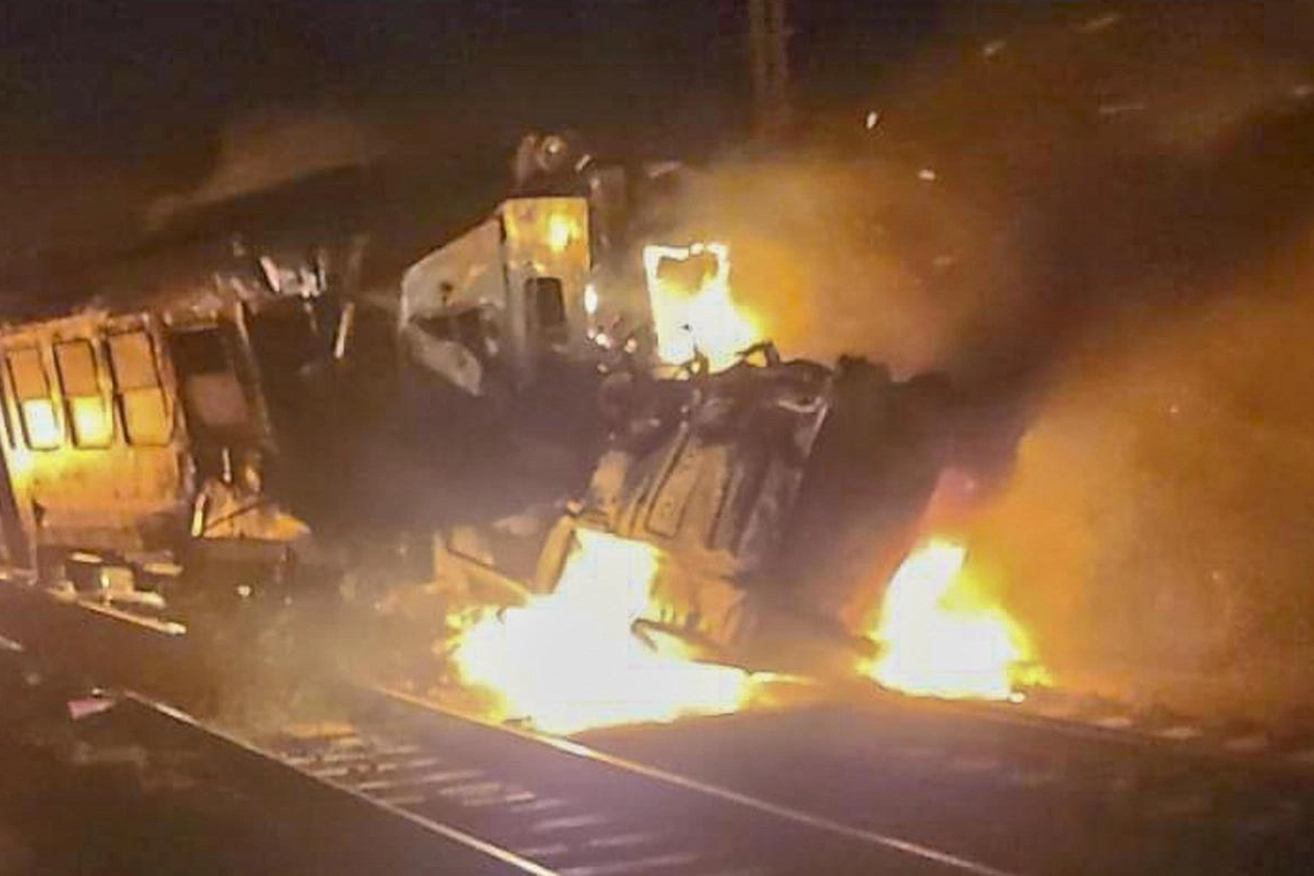 Treno travolge camion al passaggio a livello. Morti i due conducenti, mezzi in fiamme