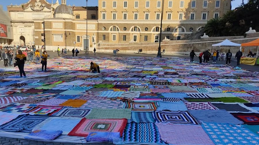 Le coperte ricoprono piazza del Popolo