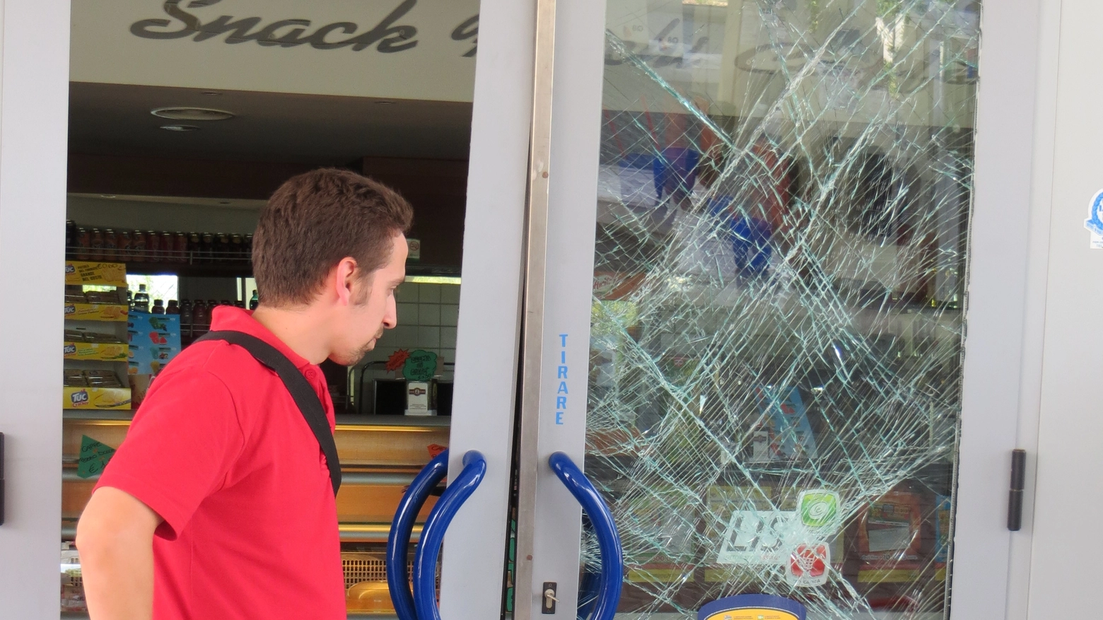 Daniele Arnone davanti alla vetrina del suo distributore