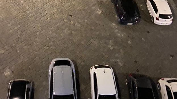 Tra pilomat rotti e ingressi abusivi: piazza Strozzi diventa parcheggio