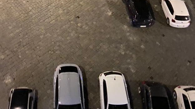 Tra pilomat rotti e ingressi abusivi: piazza Strozzi diventa parcheggio Tra pilomat rotti e ingressi abusivi: piazza Strozzi diventa parcheggio