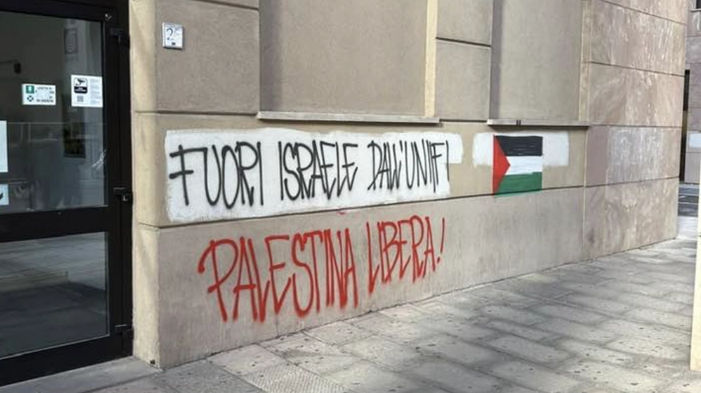 La scritta apparsa all'università di Firenze La scritta apparsa all'università di Firenze
