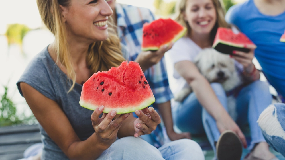 Il caldo non arretra e così le persone scelgono frutta di stagione tipicamente estiva Il caldo non arretra e così le persone scelgono frutta di stagione tipicamente estiva
