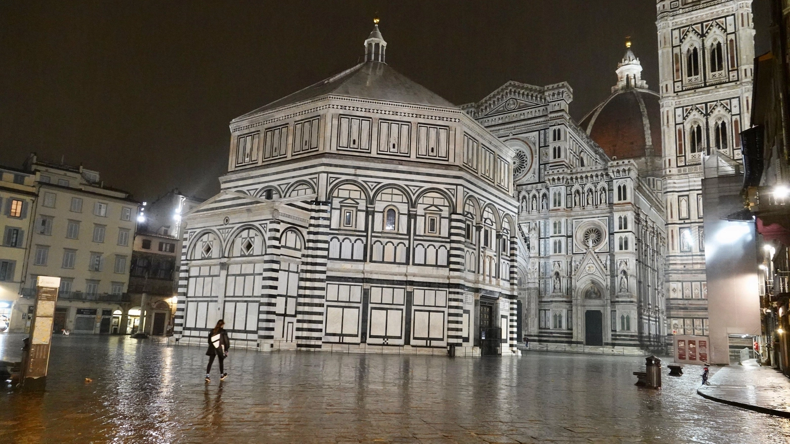 Piazza del Duomo a Firenze desolatamente vuota