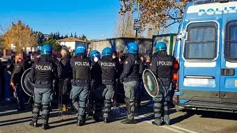 Polizia schierata per evitare scontri tra tifosi (foto di archivio) Polizia schierata per evitare scontri tra tifosi (foto di archivio)