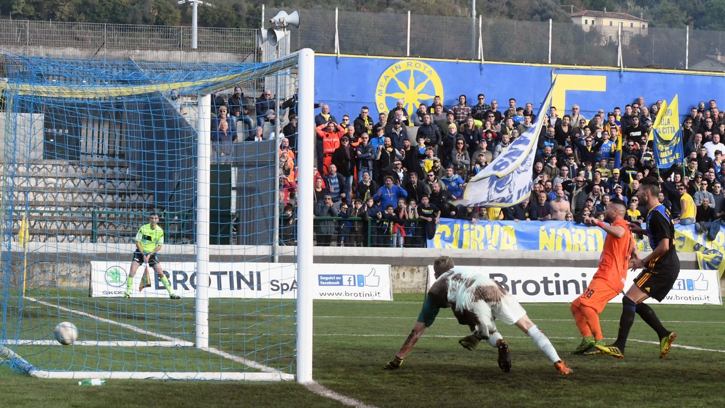 Carrarese-Pisa, il primo gol di Caccavallo (Delia)
