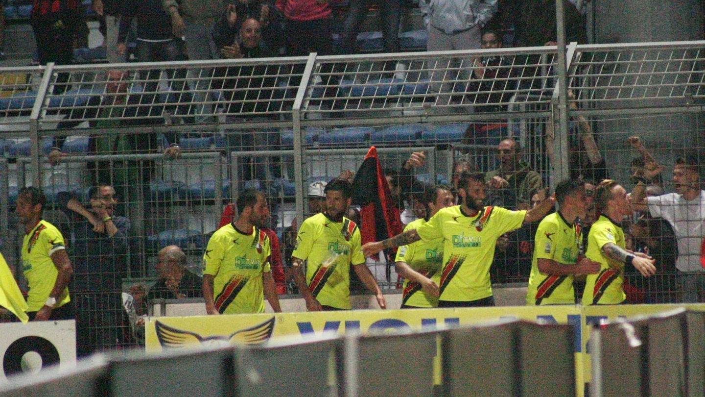 L'esultanza della Lucchese al gol del 2-4 (Esposito/Germogli)