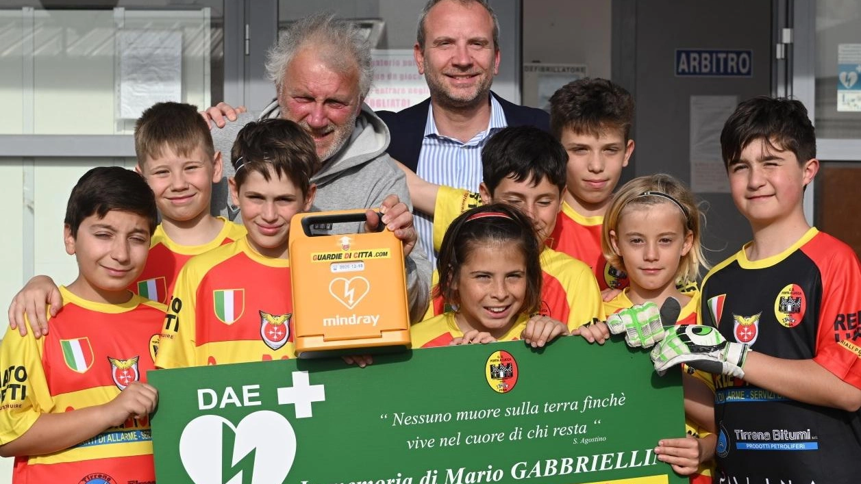 I "Passi" ora sono cardioprotetti  Defibrillatore donato al Porta a Lucca