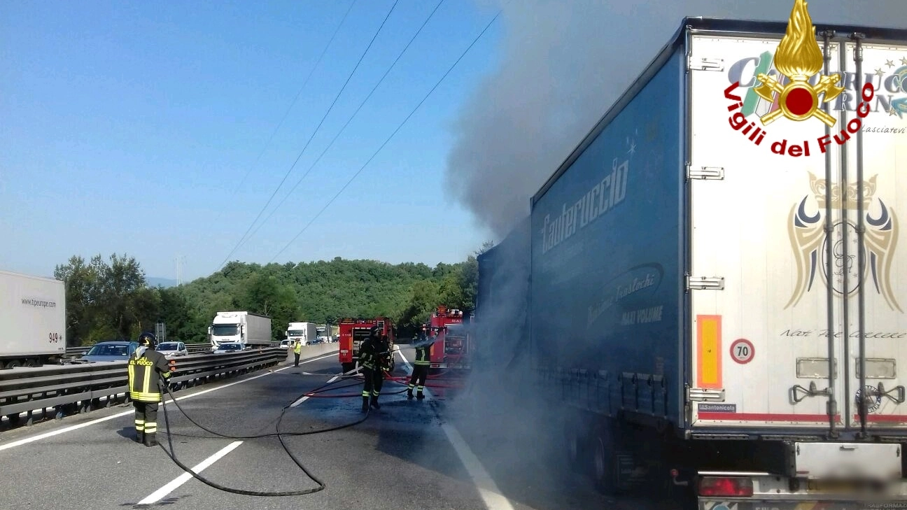 Il camion a fuoco sulla A1 (foto Vigili del Fuoco)