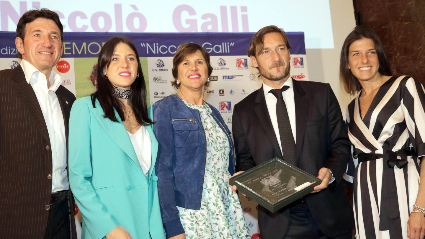 La famiglia Galli con Francesco Totti (New Press Photo)