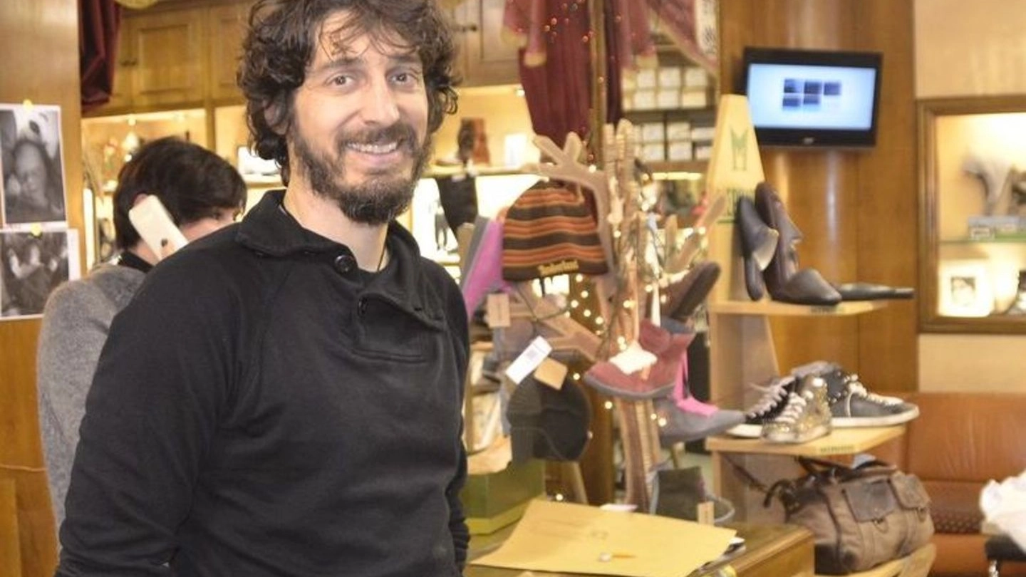 Duccio Mantellassi nel negozio di via Garibaldi (foto Attalmi)
