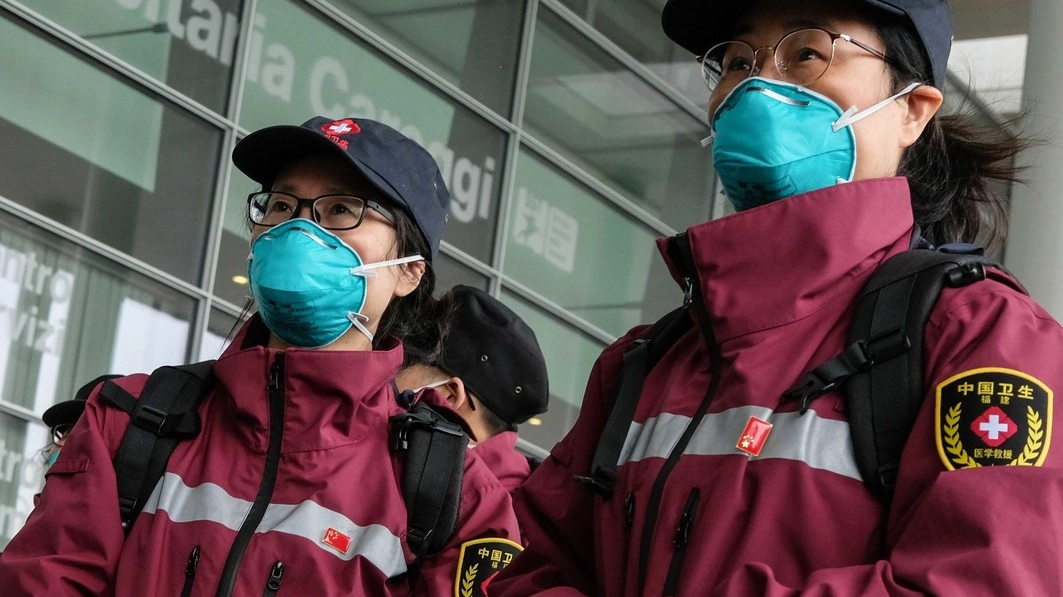 Due dei medici cinesi davanti all’ospedale di Careggi (New Press Photo)