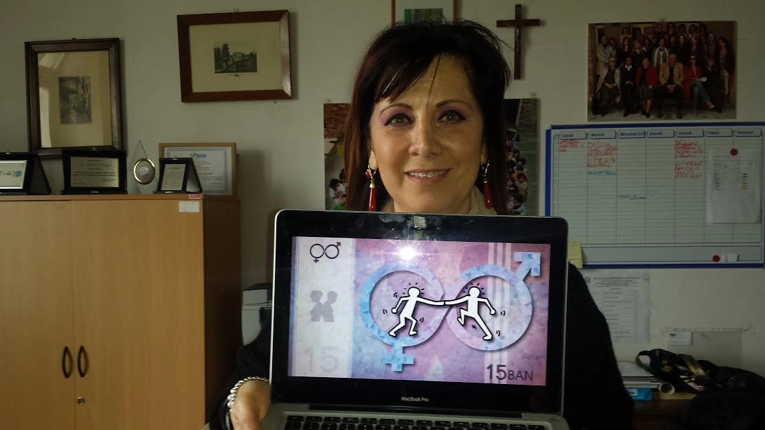 La dirigente Simona Ferretti mostra la banconota virtuale da 15 euro