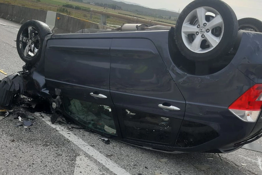 Collesalvetti, auto ribaltata in Fipili