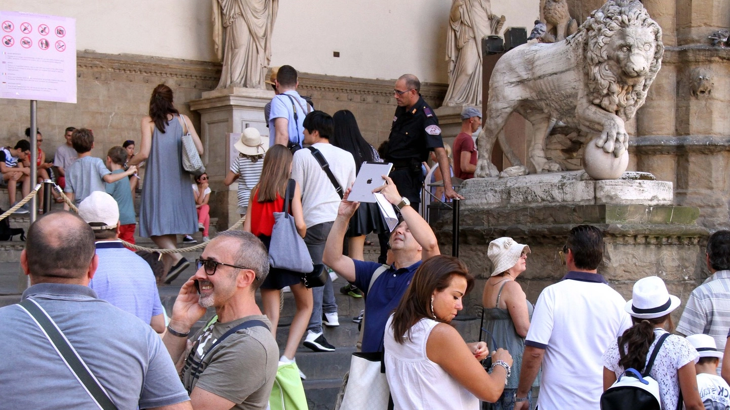 Turisti a Firenze (Umberto Visintini / New Press Photo)