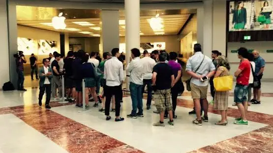 Apple Watch, debutto senza ressa, ma i primi modelli da 400 euro vanno via in pochi minuti