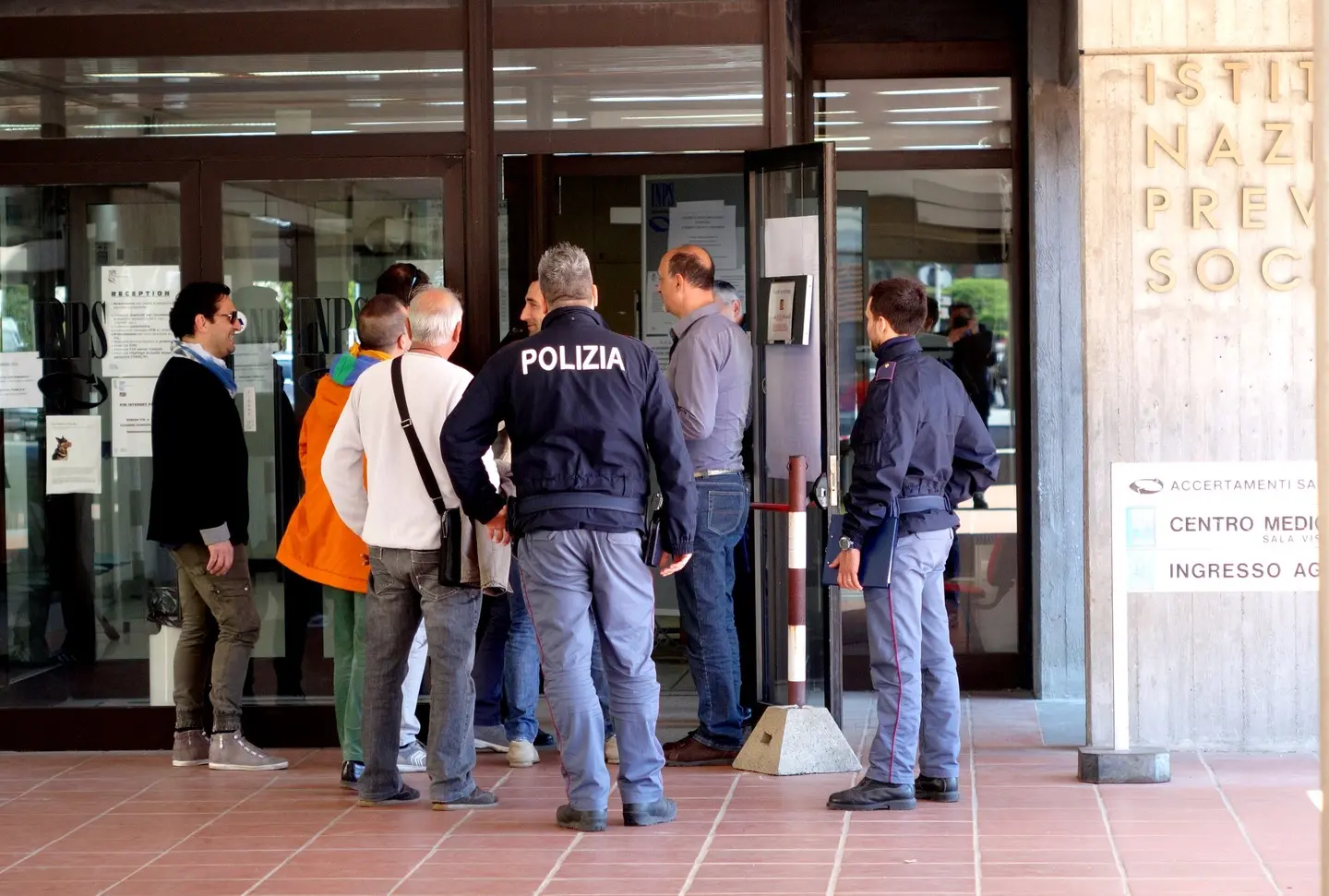Falso allarme bomba nella sede Inps: evacuato lo stabile, nessun ordigno trovato