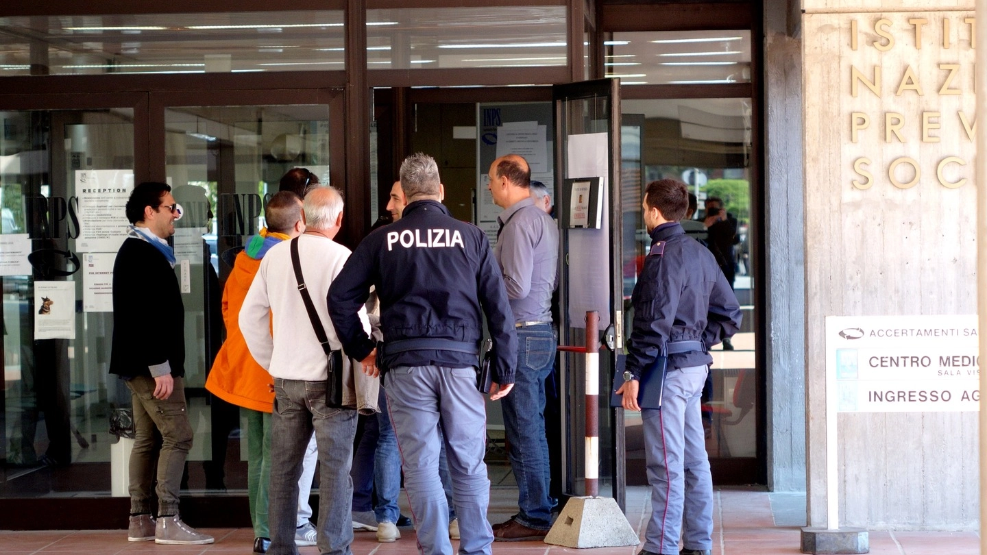 Evacuata la sede Inps di Pistoia per un allarme bomba (Foto Castellani)