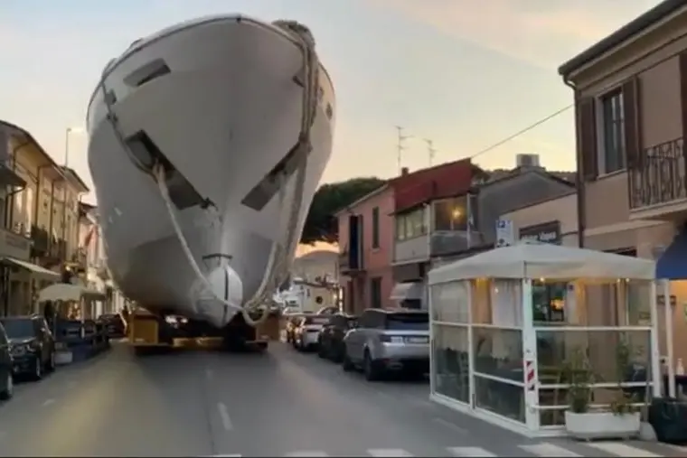 Lo yacht passa tra le case a Viareggio