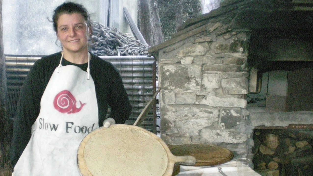 Una cuoca mostra un testarolo decisamente «made in Pontremoli» (foto d’archivio)