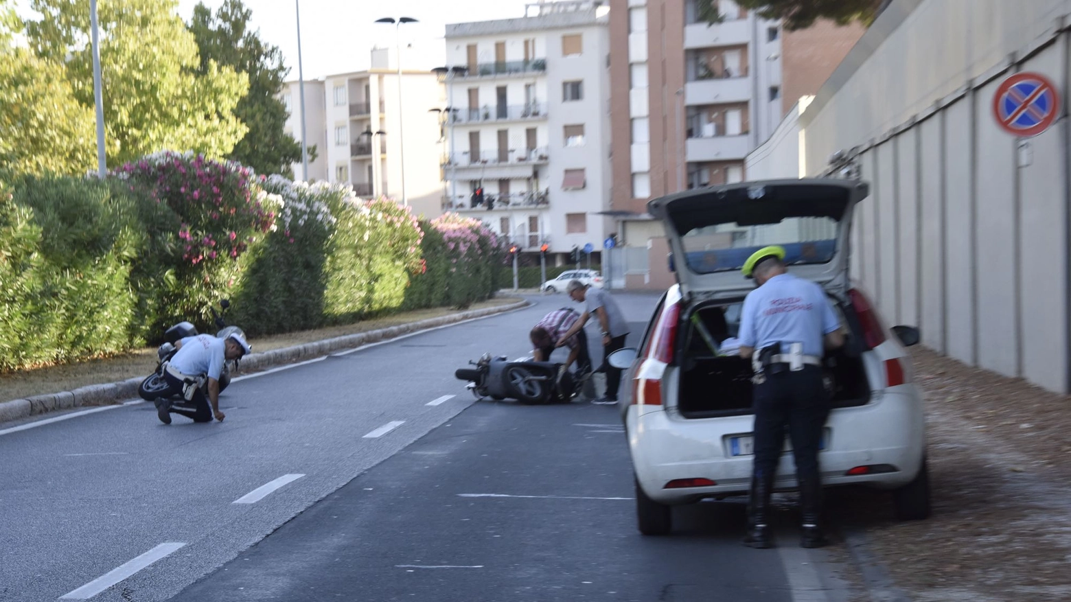 La polizia e i rilievi sul viale Boccaccio (Foto Novi)