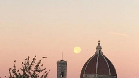 La superluna tramonta sul duomo di Firenze (foto di Luca Boldrini)