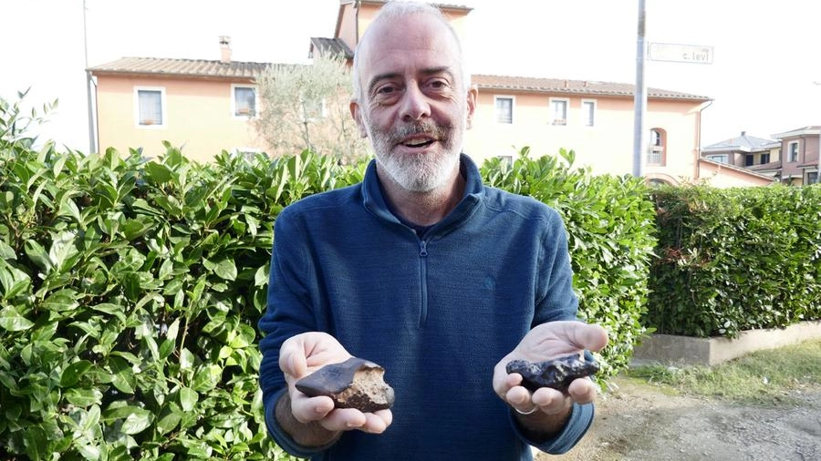 Marco Morelli mostra due tipi di meteorite che potrebbero trovarsi in zona (foto Attalmi)