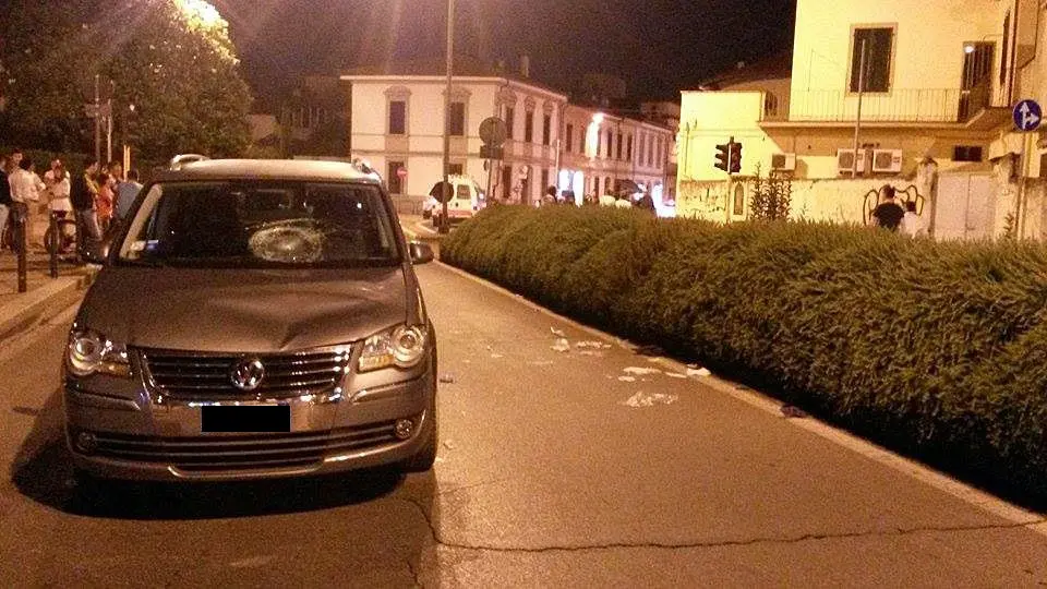 Travolto da auto, pedone in fin di vita