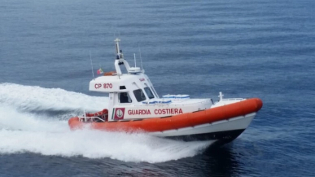 Guardia costiera (foto Ansa) Guardia costiera (foto Ansa)