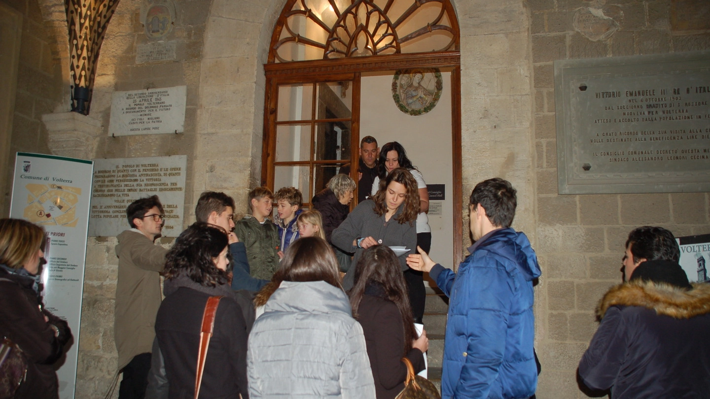 Le aspiranti comparse a Palazzo dei Priori (foto Alessandra Siotto) 
