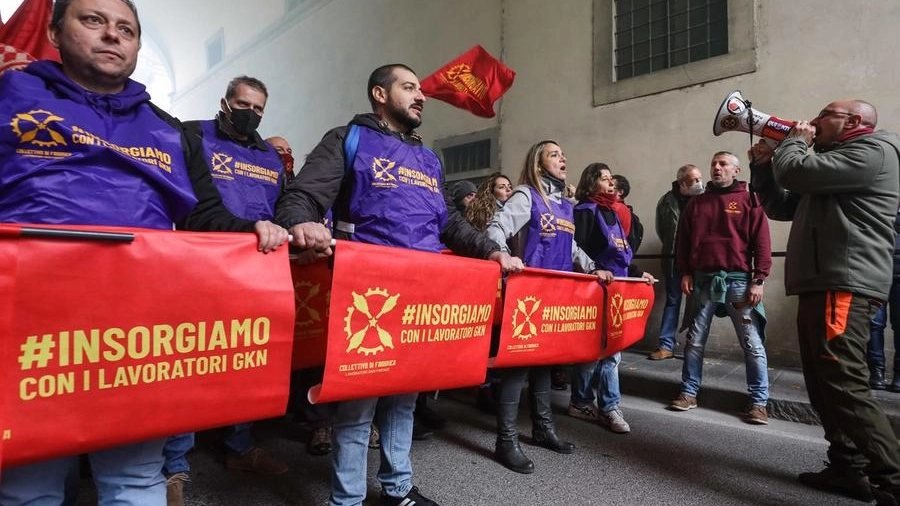 Manifestazione di operai della Gkn (foto Giuseppe Cabras/ New Press Photo)