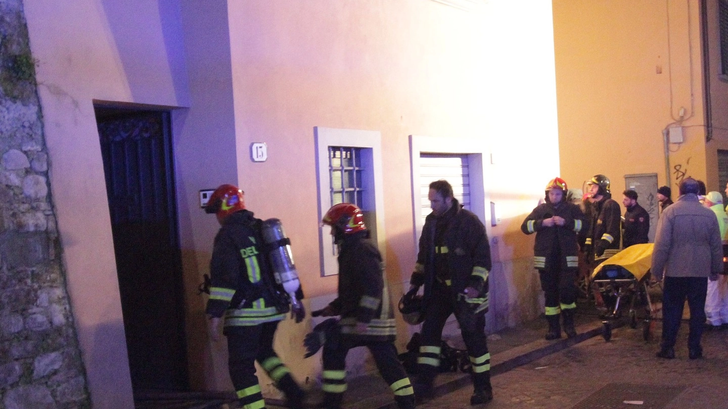 I vigili del fuoco entrano nell'appartamento (Umberto Visintini / New Press Photo)